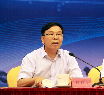 侯伟生会长讲话省住建厅建筑业处施建元处长出席会议向热心帮助修缮